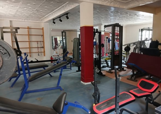 À LOUER : salle de sport bien équipée